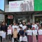 Anggota DPRD Fraksi PKS saat foto bersama dengan warga usai menjalankan program beli baju baru untuk Lebaran. (istimewa)