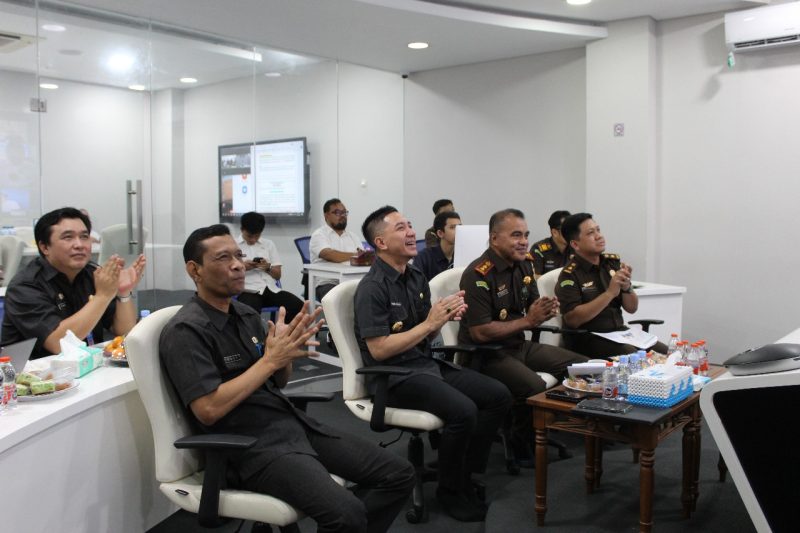 Bupati Lebak, Hasbi Jayabaya (tengah) bersama Sekda Lebak, Budi Santoso dan Kepala Kejari Lebak, Devi Freddy Muskita dalam sebuah acara.