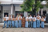 Kepala SMAN 3 Rangkasbitung, Reri Yoseline saat foto bersama dengan para pelajar berprestasi. (Istimewa)