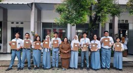 Kepala SMAN 3 Rangkasbitung, Reri Yoseline saat foto bersama dengan para pelajar berprestasi. (Istimewa)