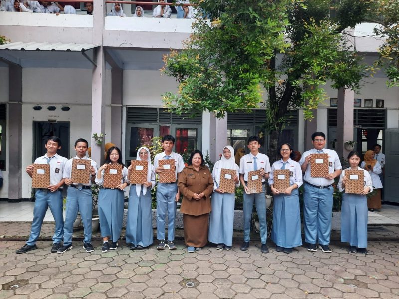 Kepala SMAN 3 Rangkasbitung, Reri Yoseline saat foto bersama dengan para pelajar berprestasi. (Istimewa)