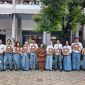 Kepala SMAN 3 Rangkasbitung, Reri Yoseline saat foto bersama dengan para pelajar berprestasi. (Istimewa)