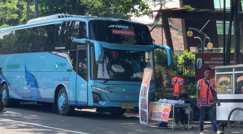 Bus terparkir di Alun-alun Rangkasbitung. (Istimewa)
