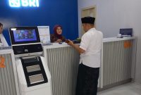 Karyawan BRI Cabang Rangkasbitung saat memberikan pelayanan kepada nasabah. (Istimewa)
