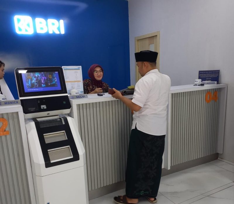 Karyawan BRI Cabang Rangkasbitung saat memberikan pelayanan kepada nasabah. (Istimewa)
