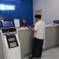 Karyawan BRI Cabang Rangkasbitung saat memberikan pelayanan kepada nasabah. (Istimewa)