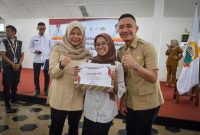 Ketua DPRD Lebak sekaligus Kepala Sekolah Yayasan Qolbun Salim, dr. Juwita Wulandari (kiri), pegawai Yayasan Qolbun Salim (tengah) dan Bupati Lebak, Hasbi Asyidiki Jayabaya saat foto bersama usai penyerahan pemenang pada lomba pilar-pilar sosial tahun 2025 di Kabupaten Lebak. (Istimewa)