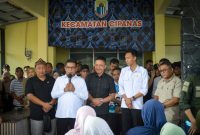 Gubernur Banten, Andra Soni (pegang microphone) didampingi Bupati Lebak, Hasbi Jayabaya, Wakil Ketua DPRD Lebak, Agil Zulfikar (kedua kanan) saat menyapa warga Kecamatan Cipanas. (Istimewa)