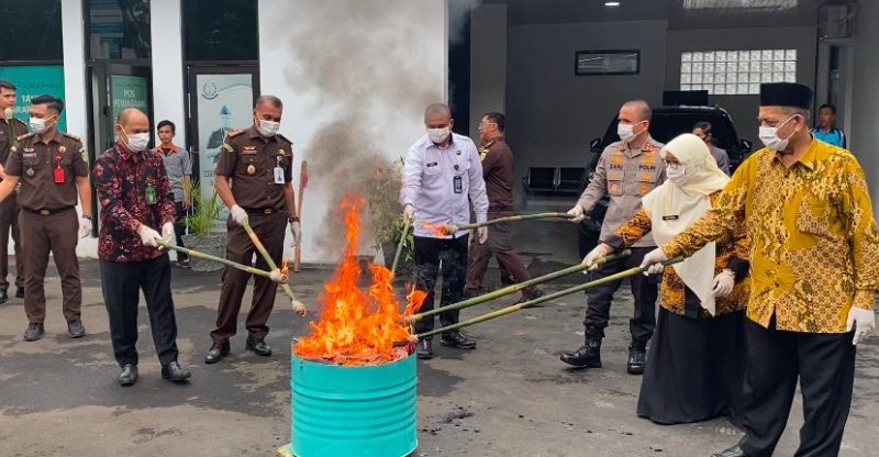Kepala Kejaksaan Negeri Lebak, Devi Freddy Muskita bersama beberapa pihak saat memusnahkan barang bukti di halaman kantor Kejaksaan Negeri Lebak. (Istimewa)
