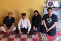 Mahasiswa ITB saat bertemu dengan ketua adat kasepuhan Guradog. (Istimewa)