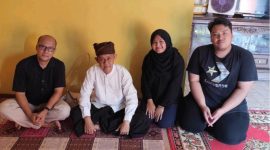 Mahasiswa ITB saat bertemu dengan ketua adat kasepuhan Guradog. (Istimewa)