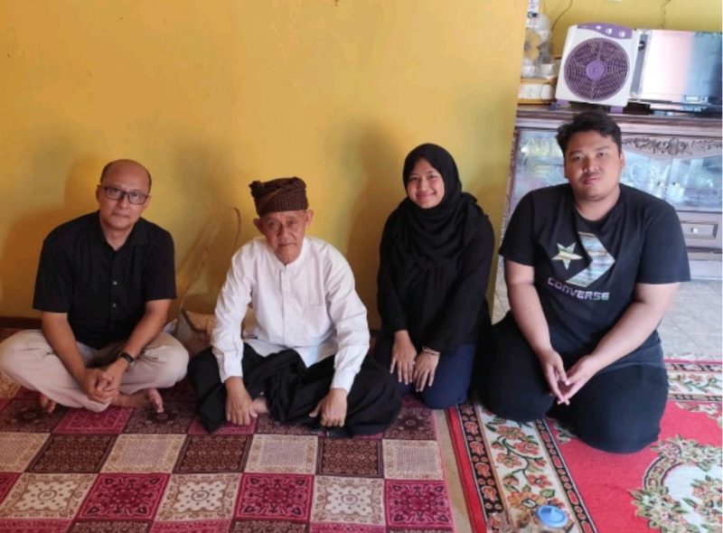 Mahasiswa ITB saat bertemu dengan ketua adat kasepuhan Guradog. (Istimewa)