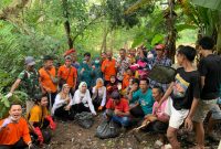 TP PKK Lebak saat melakukan aksi bersih bersih sampah di Sungai Ciujung bersama DLH Lebak. (Istimewa)