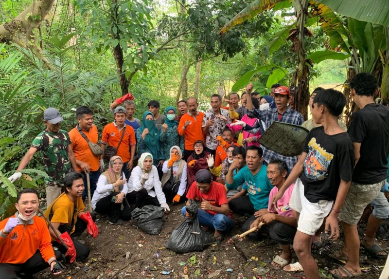 TP PKK Lebak saat melakukan aksi bersih bersih sampah di Sungai Ciujung bersama DLH Lebak. (Istimewa)