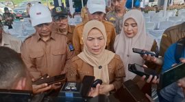 Bupati serang, Ratu Rachmatuzakiyah saat memberikan keterangan kepada pers (foto, Dirhat/DailyHits)