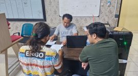 AR (40) saat menjalani pemeriksaan pihak kepolisian usai Diciduk Gegara mencabuli anak kandungnya sendiri sejak SD hingga SMA. (Istimewa)