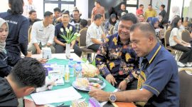 Kejari Lebak, Devi Freddy Muskita (Kanan) didampingi Plt Kepala Dinas Kesehatan Kabupaten Lebak, Endang Komarudin (batik) saat mengikuti cek kesehatan gratis. (Istimewa)