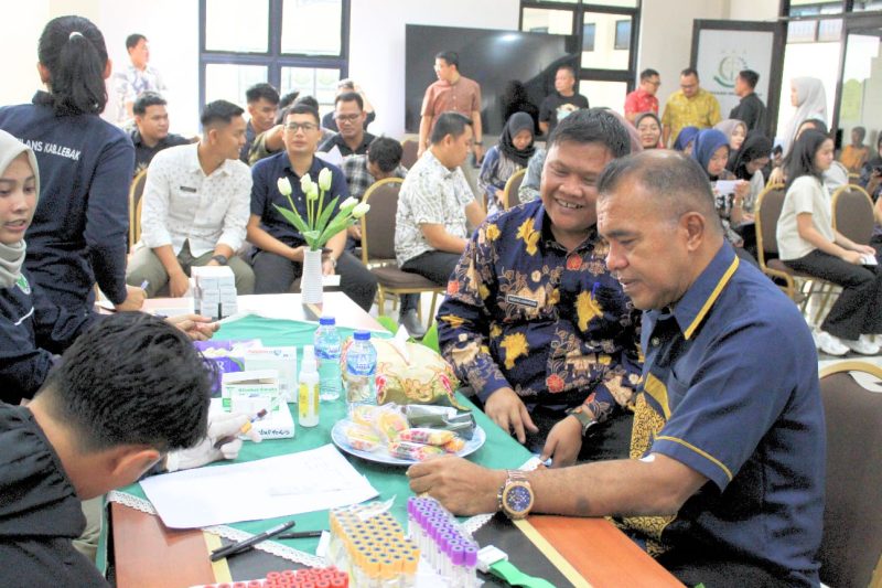 Kejari Lebak, Devi Freddy Muskita (Kanan) didampingi Plt Kepala Dinas Kesehatan Kabupaten Lebak, Endang Komarudin (batik) saat mengikuti cek kesehatan gratis. (Istimewa)