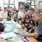 Kejari Lebak, Devi Freddy Muskita (Kanan) didampingi Plt Kepala Dinas Kesehatan Kabupaten Lebak, Endang Komarudin (batik) saat mengikuti cek kesehatan gratis. (Istimewa)