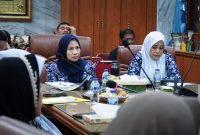 Bupati Serang, Ratu Rachmatu Zakiyah saat memimpin rapat (Foto. Dirhat/DailyHits.id)