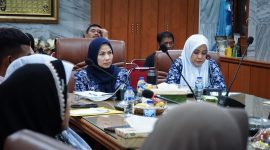 Bupati Serang, Ratu Rachmatu Zakiyah saat memimpin rapat (Foto. Dirhat/DailyHits.id)