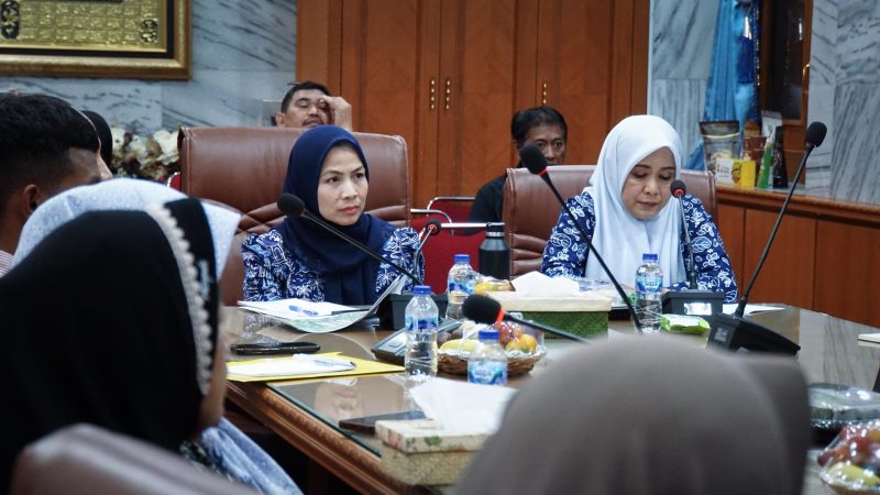 Bupati Serang, Ratu Rachmatu Zakiyah saat memimpin rapat (Foto. Dirhat/DailyHits.id)