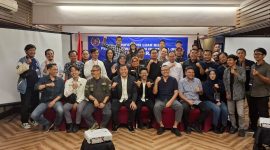 Engkos Kosasih (tengah) terpilih menjadi Ketua PWI Serang Raya periode 2025-2028. (Istimewa)