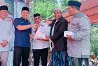 Sekretaris BPC Gapensi Lebak, Achmad Deni Setiawan (biru) saat menyerahkan santunan untuk 100 anak Yatim di Desa Sindangsari, Kecamatan Sajira, Kabupaten Lebak. (Istimewa)