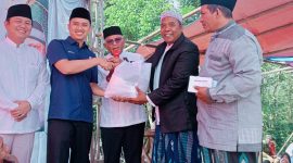 Sekretaris BPC Gapensi Lebak, Achmad Deni Setiawan (biru) saat menyerahkan santunan untuk 100 anak Yatim di Desa Sindangsari, Kecamatan Sajira, Kabupaten Lebak. (Istimewa)