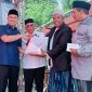 Sekretaris BPC Gapensi Lebak, Achmad Deni Setiawan (biru) saat menyerahkan santunan untuk 100 anak Yatim di Desa Sindangsari, Kecamatan Sajira, Kabupaten Lebak. (Istimewa)