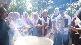 Bupati serang, ratu rachmatuzakiyah, momen bareng bersama masrakat dalam festival Bubur Asuro. (PKWOS/DailyHits)