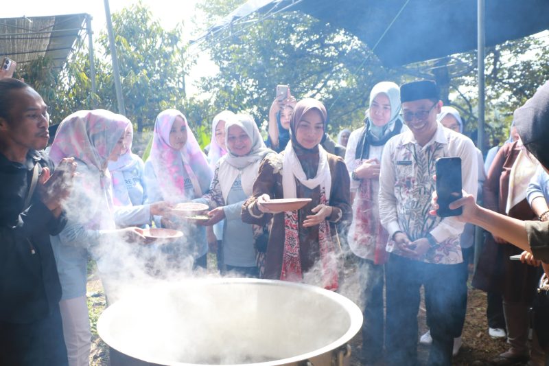 Bupati serang, ratu rachmatuzakiyah, momen bareng bersama masrakat dalam festival Bubur Asuro. (PKWOS/DailyHits)