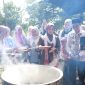 Bupati serang, ratu rachmatuzakiyah, momen bareng bersama masrakat dalam festival Bubur Asuro. (PKWOS/DailyHits)