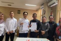 Ketua KORPRI Kabupaten Lebak, Budi Santoso (kanan) dan Ketua DPC PERADI Rangkasbitung, Jimi Siregar saat foto bersama usai MoU. (Istimewa)