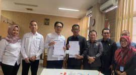 Ketua KORPRI Kabupaten Lebak, Budi Santoso (kanan) dan Ketua DPC PERADI Rangkasbitung, Jimi Siregar saat foto bersama usai MoU. (Istimewa)