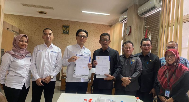 Ketua KORPRI Kabupaten Lebak, Budi Santoso (kanan) dan Ketua DPC PERADI Rangkasbitung, Jimi Siregar saat foto bersama usai MoU. (Istimewa)