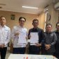 Ketua KORPRI Kabupaten Lebak, Budi Santoso (kanan) dan Ketua DPC PERADI Rangkasbitung, Jimi Siregar saat foto bersama usai MoU. (Istimewa)