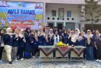 Sejumlah dewan guru bersama kepala sekolah saat merayakan HUT ke 34 SMA Negeri 3 Rangkasbitung. (DAILYHITS)
