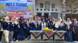 Sejumlah dewan guru bersama kepala sekolah saat merayakan HUT ke 34 SMA Negeri 3 Rangkasbitung. (DAILYHITS)