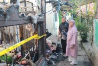 Anggota DPRD Banten, Budi Prajogo saat meninjau rumah Sawinah yang ludes terbakar. (Istimewa)