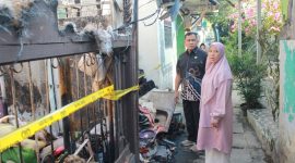 Anggota DPRD Banten, Budi Prajogo saat meninjau rumah Sawinah yang ludes terbakar. (Istimewa)