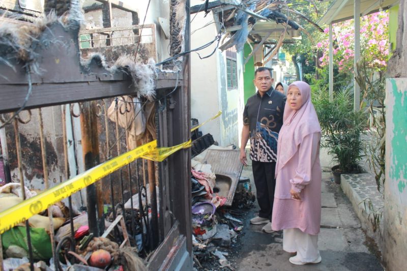 Anggota DPRD Banten, Budi Prajogo saat meninjau rumah Sawinah yang ludes terbakar. (Istimewa)