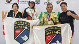 Ketua Umum Inassoc, Osep Mulyawan Karis (pojok kanan) saat foto bersama dengan atlet-atlet Inassoc peraih medali di Fornas NTB 2025. (Istimewa)