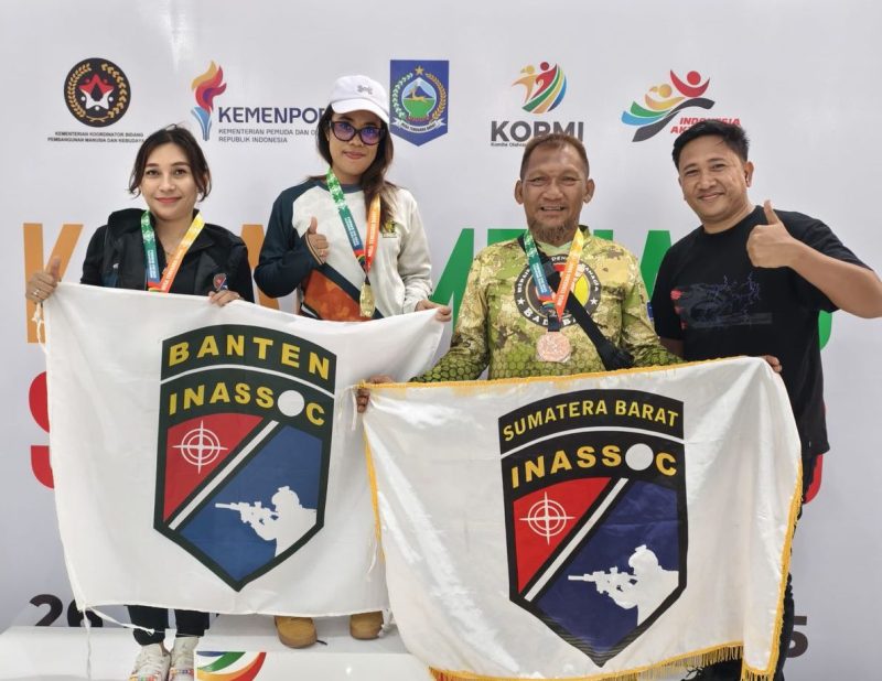 Ketua Umum Inassoc, Osep Mulyawan Karis (pojok kanan) saat foto bersama dengan atlet-atlet Inassoc peraih medali di Fornas NTB 2025. (Istimewa)