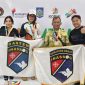 Ketua Umum Inassoc, Osep Mulyawan Karis (pojok kanan) saat foto bersama dengan atlet-atlet Inassoc peraih medali di Fornas NTB 2025. (Istimewa)