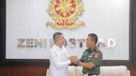 Ketua BPC Gapensi Kabupaten Lebak, Moch. Nabil Jayabaya (kiri) dan Kazi Kostrad, Kolonel CZI Harry Praptomo saat berjabat tangan usai pertemuan. (Istimewa)