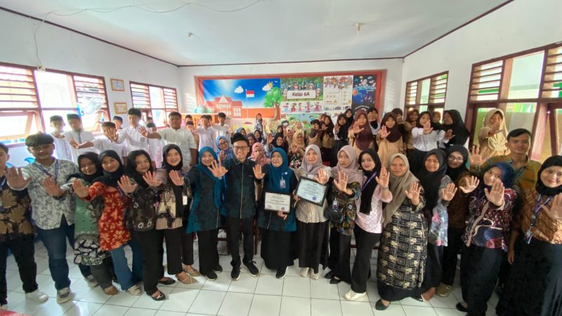 Mahasiswa universitas Bina bangsa bersama siswa di dalam kelas (foto: Istimewa/Dailyhits).