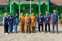 Mahasiswa KKN kelompok 41, UIN SMH Banten Bersama Gurus SD padarincang 1 (foto : Ikhlasul/Dailyhits).