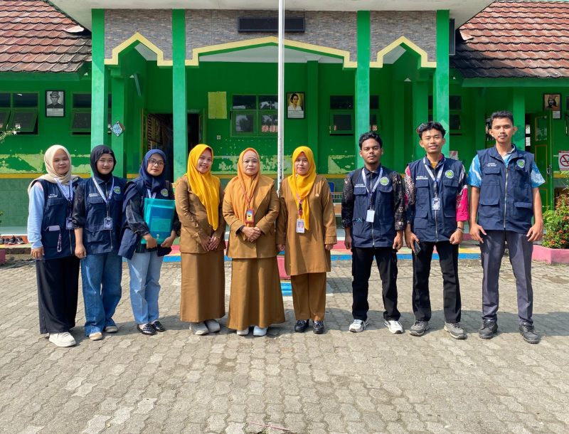 Mahasiswa KKN kelompok 41, UIN SMH Banten Bersama Gurus SD padarincang 1 (foto : Ikhlasul/Dailyhits).