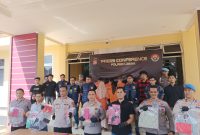 Polisi saat ungkap kasus penemuan bayi laki-laki di Sungai Ciberang. (FOTO DAILYHITS)